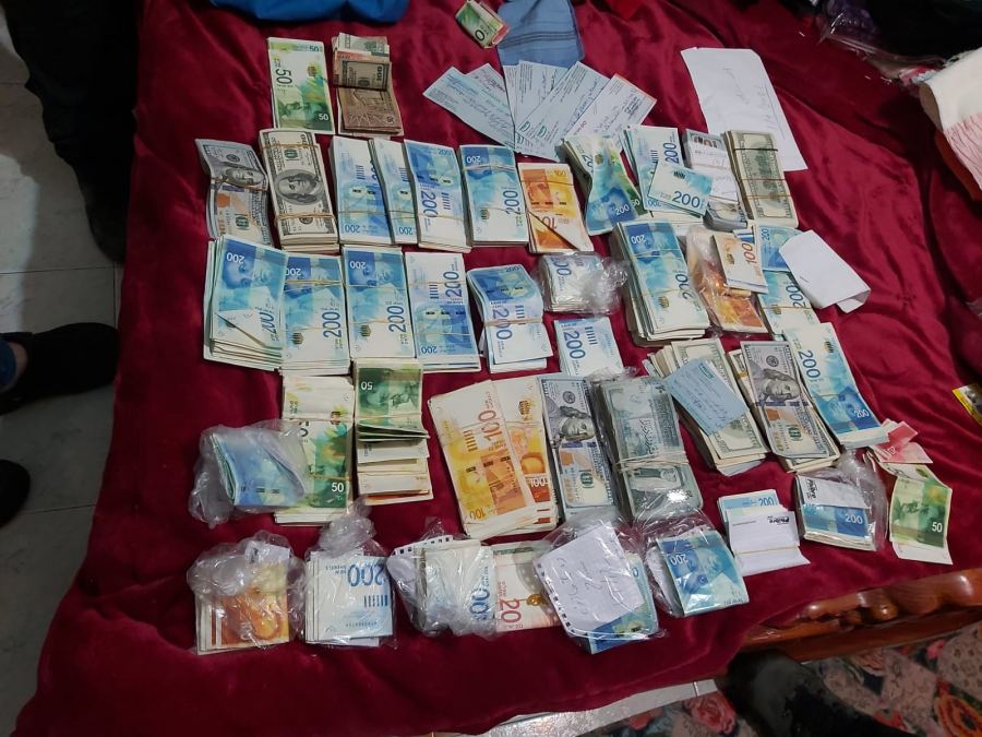 مداهمة لـ منشية زبدة وضبط مبالغ مالية واعتقال مشتبه